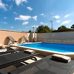 Elegantes Familienhaus Mit Privatem Pool