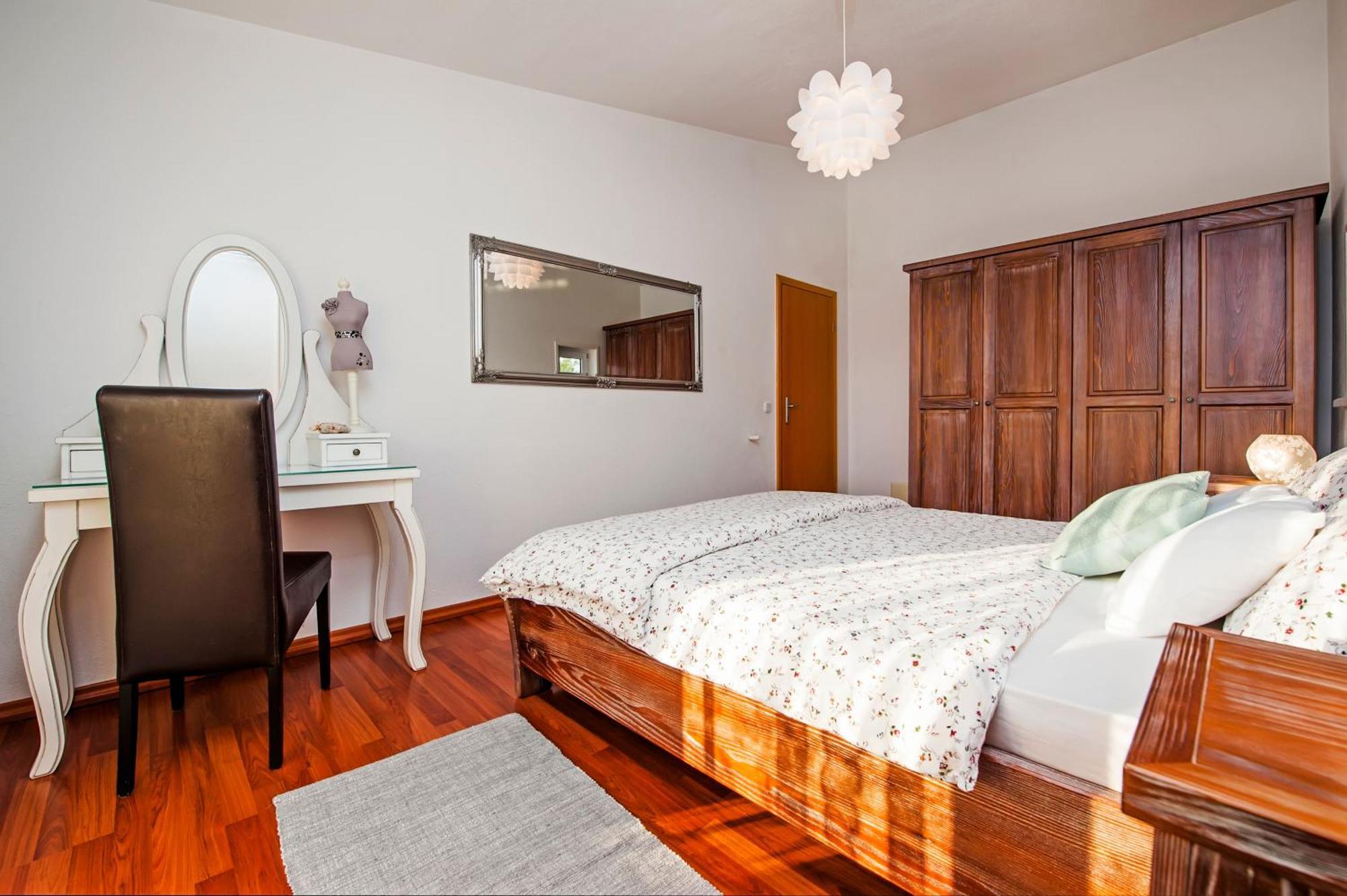 Elegantes Familienhaus Mit Privatem Pool
